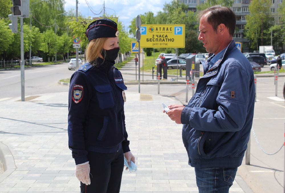 В Серпухове полицейские проводят профилактические беседы с жителями округа
